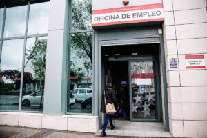 El paro cae en 118.400 personas en 2025 y el empleo marca récord de 22,4 millones, con 605.400 empleos más | europapress.es