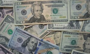 El precio del dólar del 13 de enero pasa los 330 bolívares