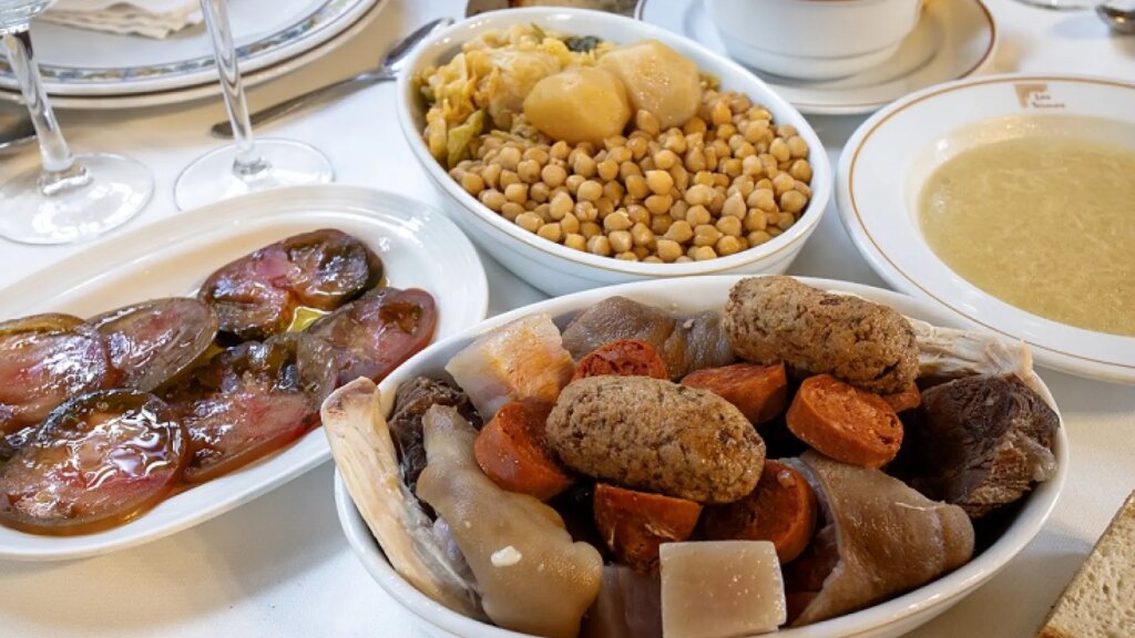 El pueblo de León con el mejor restaurante para disfrutar del cocido maragato según los expertos