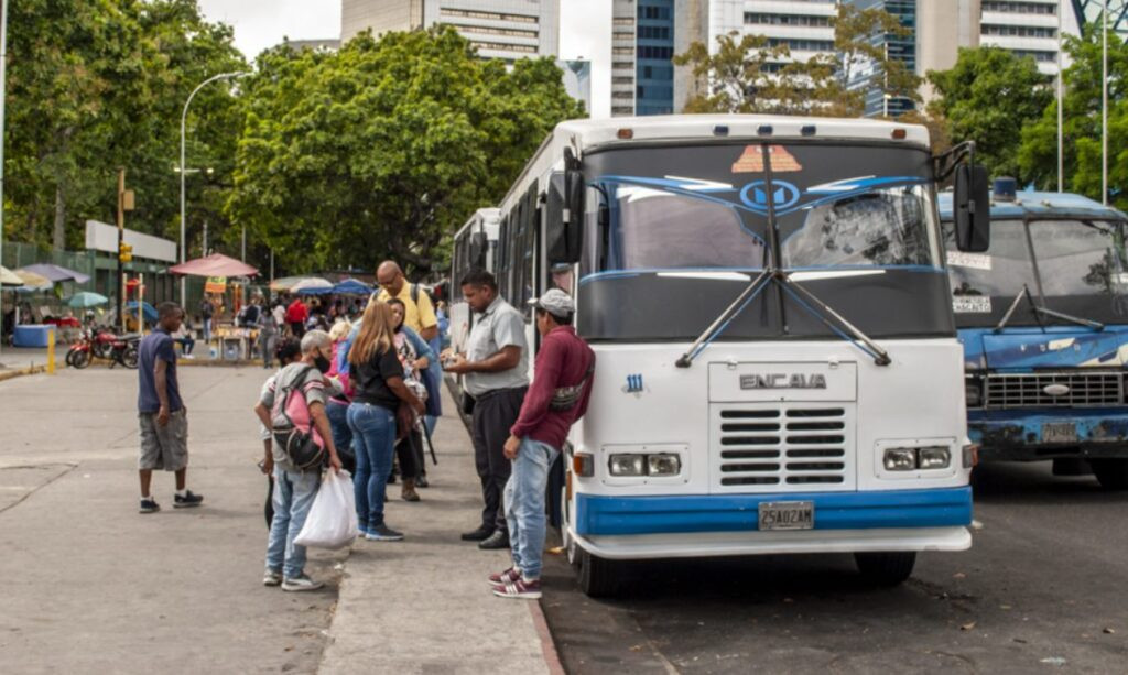El transporte público de pasajeros en Venezuela cerró el año 2025 "con los cauchos espichados"