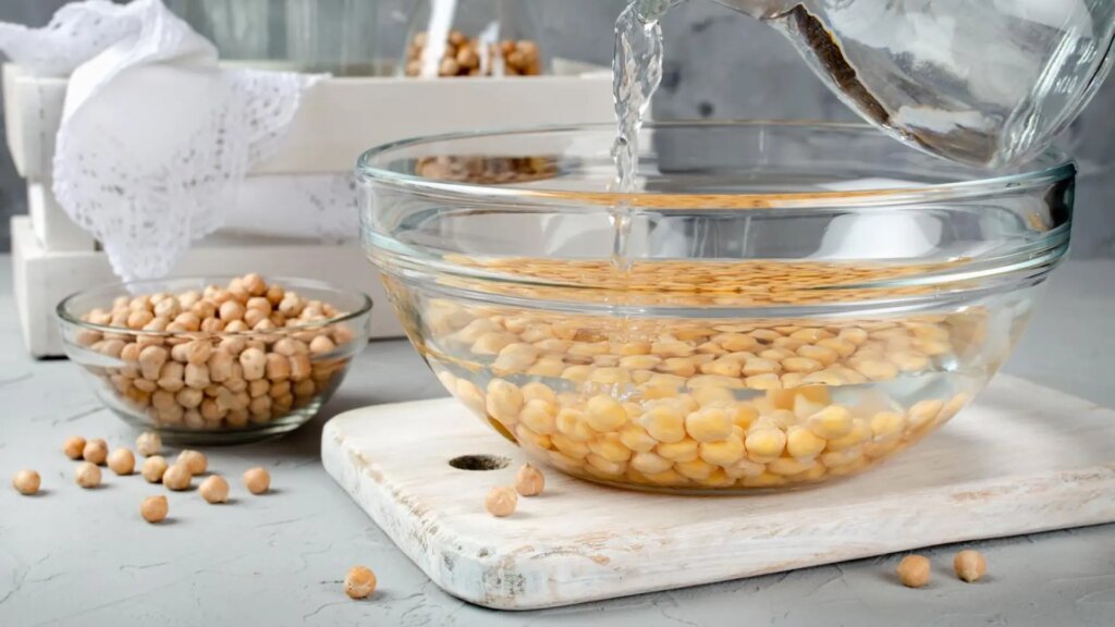 El truco con agua con gas de un chef para conseguir unos garbanzos con textura mantecosa