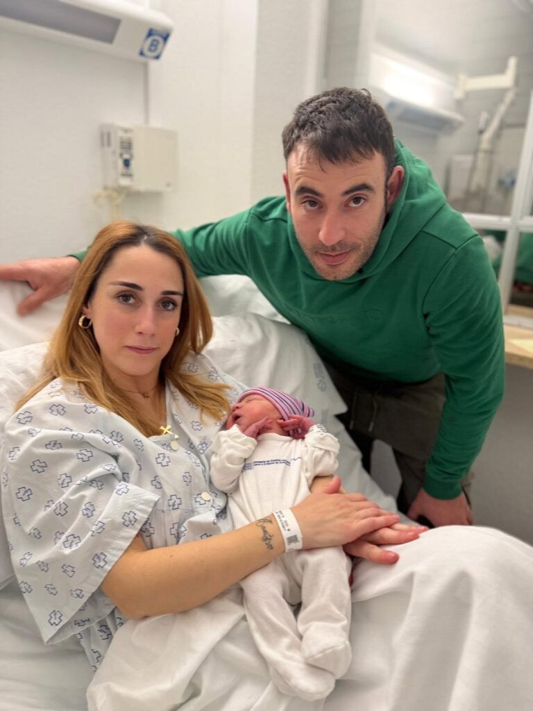 Elena, Coral, Erik y María, los primeros bebés nacidos en España al compás de las campanadas de 2026
