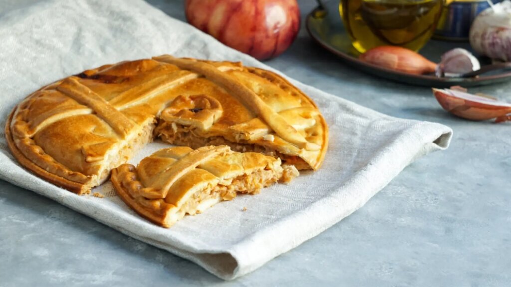 Empanada falsa de pimiento y atún, una receta que te salvará más de una cena y por poco dinero