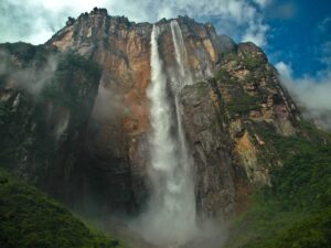 En Venezuela se encuentra la cascada más alta del mundo: supera en muchos metros a las Cataratas del Iguazú | National Geographic