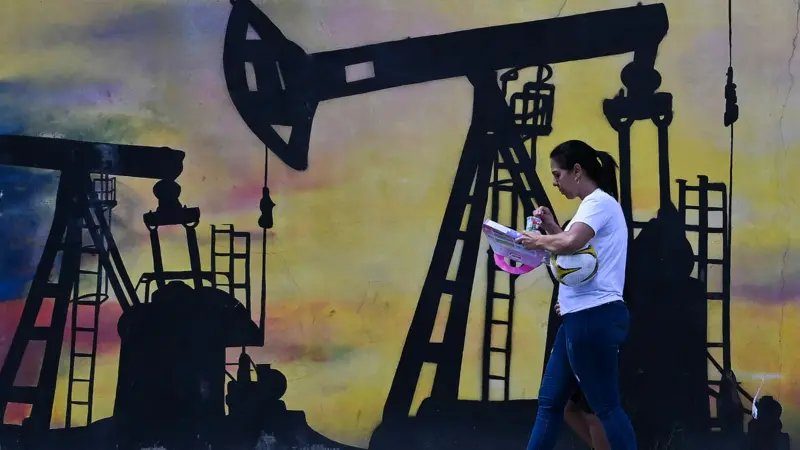 En qué estado está la industria petrolera venezolana y por qué recuperarla costará muchos millones