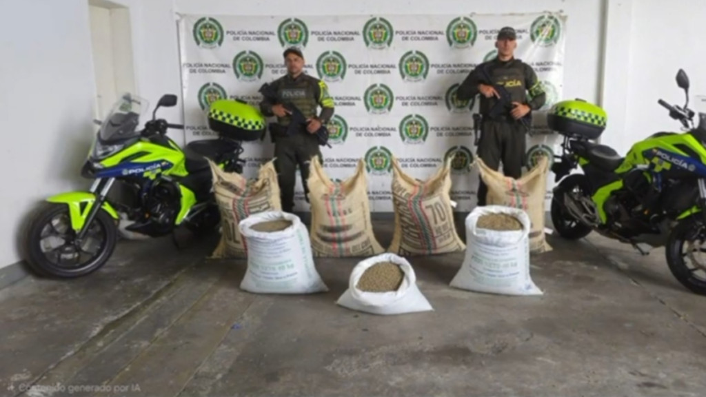 En una vieja caseta sobre la vía entre Buga y Buenaventura estaban ocultos cuatro sacos y tres lonas de café de exportación que habían sido robados