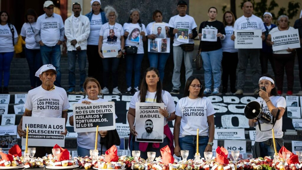 Encapuchados y desorientación, la humillación a los familiares de presos políticos en Venezuela