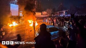 “Enemigos de Dios”: las protestas en Irán desafían a las fuerzas de seguridad a pesar de los reportes de cientos de muertos y heridos en los últimos 3 días