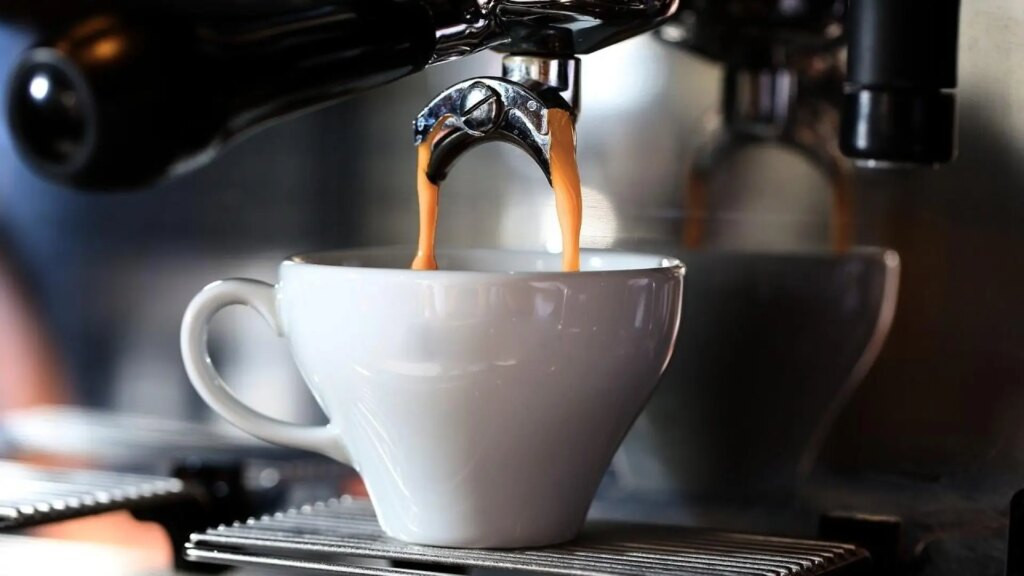 Esta cafetera espresso apenas ocupa espacio y te prepara un café brutal en segundos