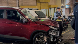 Este es el momento exacto en que un automóvil cae desde el tercer piso de un parqueadero en Manizales; esto dijeron los testigos del incidente