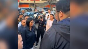 Estudiantes le exigen, cara a cara, a Delcy Rodríguez que libere a todos los presos políticos