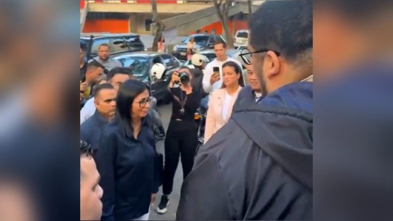 Estudiantes le exigen, cara a cara, a Delcy Rodríguez que libere a todos los presos políticos