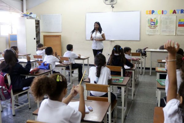 Estudiantes reinician clases este lunes 12 de enero