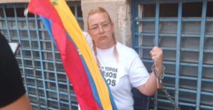 Evelis Cano se encadena en Zona 7 para exigir libertad de su hijo y todos los presos políticos – AlbertoNews