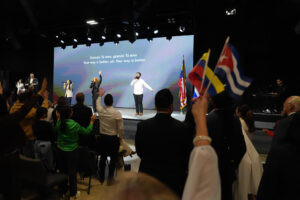 Exiliados venezolanos y cubanos en Miami oran por la libertad de sus países