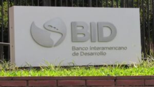 Exportaciones latinoamericanas repuntan 6,4% en 2025, indica el BID