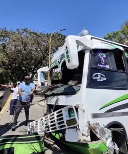 Falla de frenos provocó choque múltiple en la Av. Bolívar de