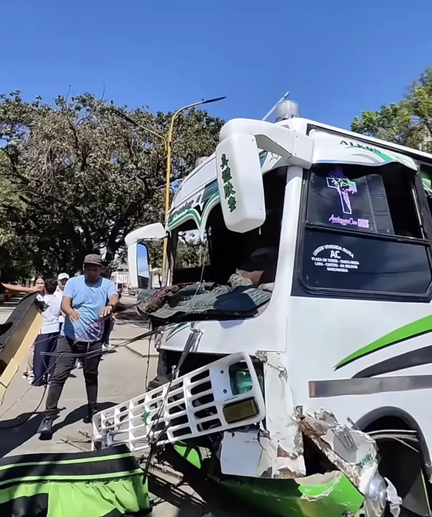 Falla de frenos provocó choque múltiple en la Av. Bolívar de