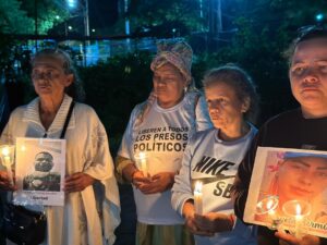 Familiares de los presos políticos mantienen vigilia en El Rodeo I a la espera de nuevas excarcelaciones – AlbertoNews