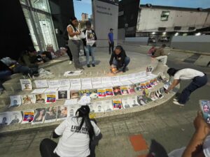 Familiares de presos políticos en El Helicoide llevan siete días haciendo vigilias por sus liberaciones (VIDEO)