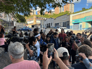 Familiares de presos políticos en El Helicoide se mantienen a la espera de excarcelaciones