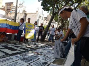 Familiares y activistas protestan en el MP exigiendo la libertad de todos los presos políticos en Venezuela (Fotos y video)