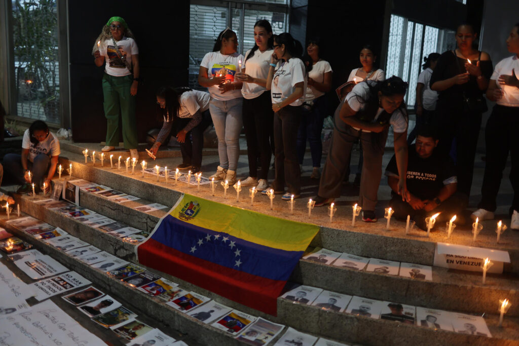Familias de presos políticos en El Helicoide no cesan sus protestas para exigir excarcelaciones (VIDEOS)