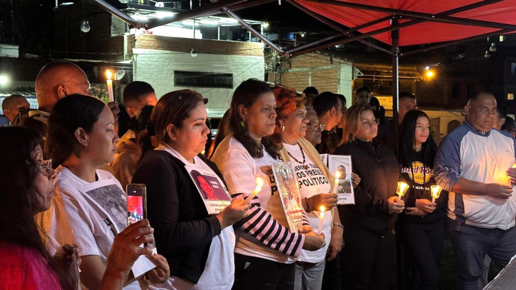 Familias de presos políticos en Rodeo I realizaron una misa tras 14 días de vigilia exigiendo libertad total