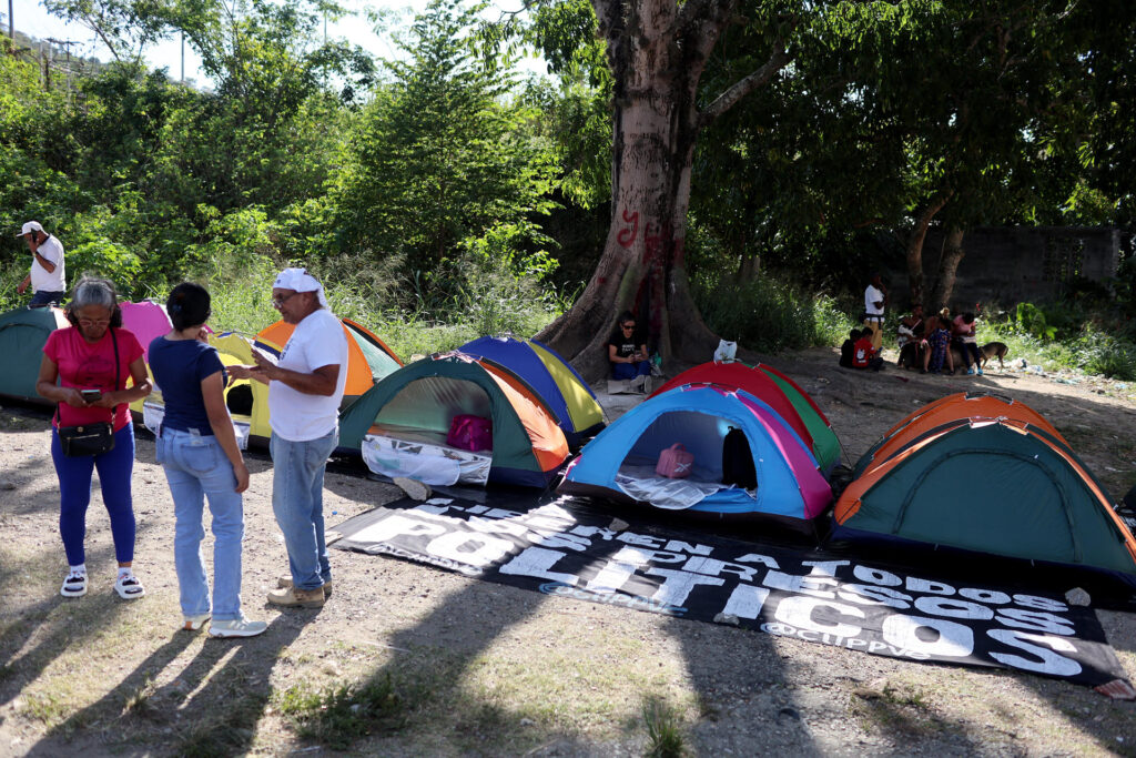 Familias de presos políticos llevan más de 10 días pernoctando en El Rodeo I para exigir excarcelaciones (VIDEO)