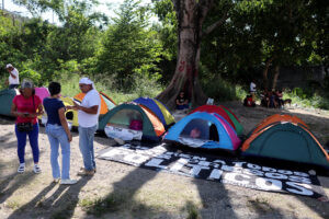 Familias de presos políticos llevan más de 10 días pernoctando en El Rodeo I para exigir excarcelaciones (VIDEO)
