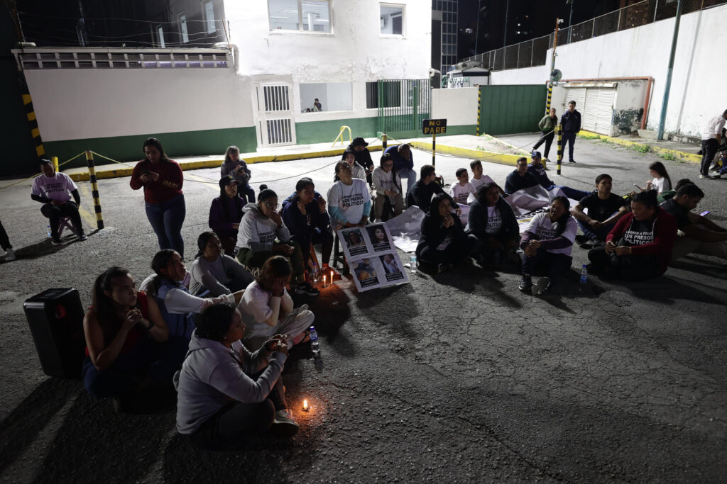 Familias revisan camionetas que salen de Zona 7 para verificar si llevan presos políticos abordo (VIDEO)