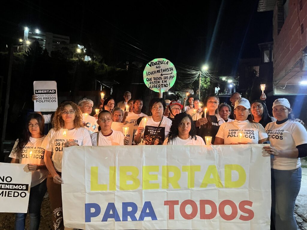 Familias se mantienen en las afueras de los centros de reclusión para presionar con las liberaciones