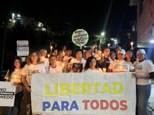 Familias se mantienen en las afueras de los centros de reclusión para presionar con las liberaciones