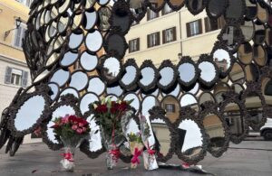 Flores y duelo frente a la «Maison Valentino» de Roma por la muerte del diseñador (FOTOS)