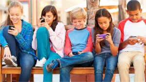 Francia aprobó un proyecto de ley que prohíbe las redes sociales para menores de 15 años
