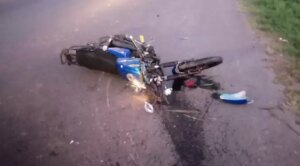 Gandola choca contra una moto y mueren dos hermanitos