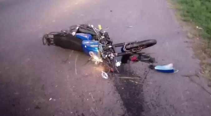 Gandola choca contra una moto y mueren dos hermanitos