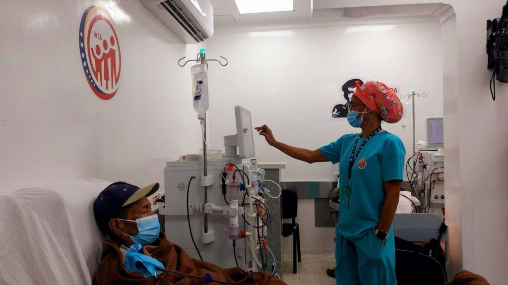 Garantizan hemodiálisis pese a ataque a almacén en La Guaira