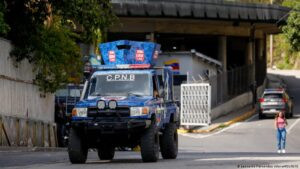 Gobierno Venezuela dice que policía detenido murió por paro – DW – 12/01/2026