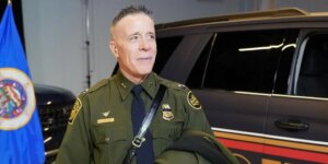 Gregory Bovino, la cara de la mano dura migratoria de Trump, se va de Mineápolis