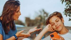 Hablar con un adolescente no es discutir, es negociar un nuevo idioma. Y casi nadie nos enseñó cómo hacerlo