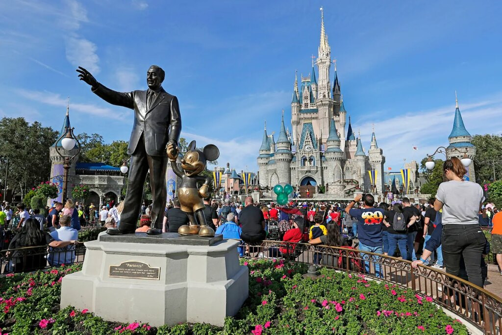 Hallan a un hombre muerto en Disney World Orlando, la sexta muerte en los últimos meses