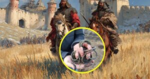 Hallan en Volodymyr, Ucrania, el tesoro medieval de brazaletes de vidrio más grande que se conoce