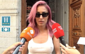 Hiba Abouk marcando pezones ante la prensa