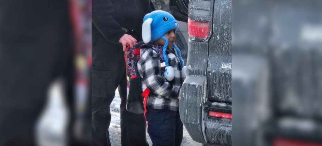 ICE detuvo a un niño de 5 años en Minnesota y lo envió a una instalación de Texas junto con su padre - AlbertoNews