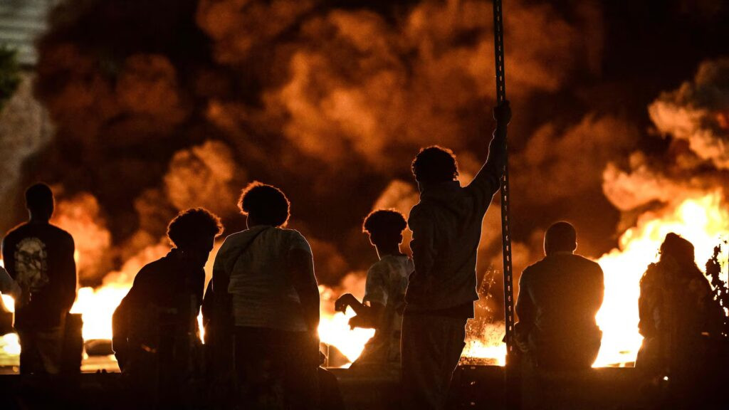 Incendiados 1.173 autos en Francia y 505 detenidos por altercados durante la Nochevieja - AlbertoNews