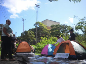 Instalan campamento fuera del Rodeo I a la espera de más excarcelaciones