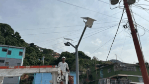 Instalan luminarias solares en el Corredor Vial Caracas – La Guaira
