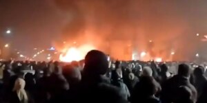 Irán bloquea internet tras 12 días de protestas y Trump amenaza con golpear «muy duro» al país si mata manifestantes