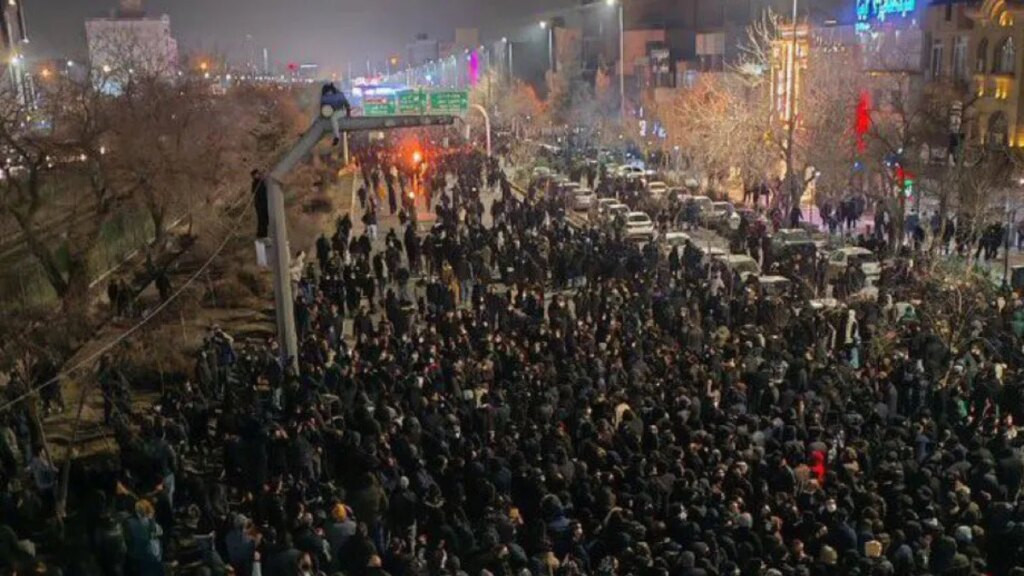 Irán impuso un apagón total de internet y telefonía para frenar las protestas nocturnas
